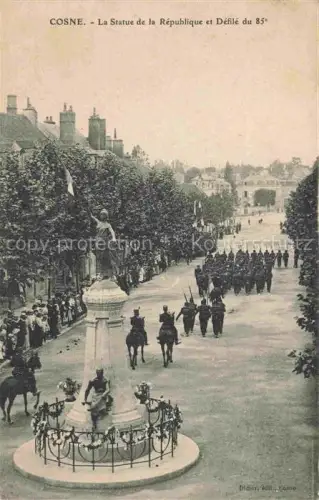 AK / Ansichtskarte COSNE-sur-Loire 58 Nievre Statue de la République et Défilé du 85e