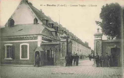 AK / Ansichtskarte Hesdin Montreuil 62 Pas-de-Calais Caserne Tripier l'entrée