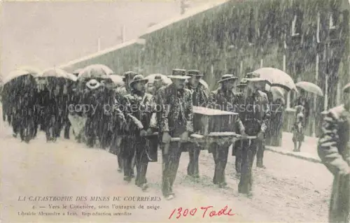 AK / Ansichtskarte Courrieres LENS 62 Pas-de-Calais Catastrophe des Mines de Courrieres Vers le cimetière sous l'ouragan de neige