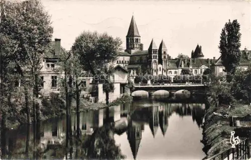 AK / Ansichtskarte Paray-le-Monial Charolles 71 Saone-et-Loire La Basilique et la Bourbince