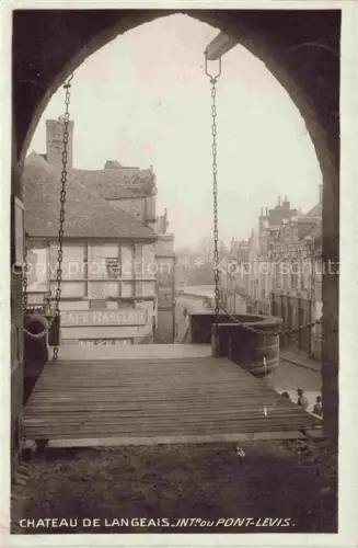 AK / Ansichtskarte Langeais 37 Indre-et-Loire Intérieur du Pont-Levis au Château