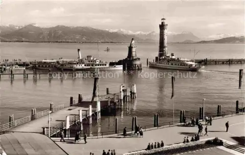 AK / Ansichtskarte Dampfer Binnenschifffahrt Lindau Bodensee Hafeneinfahrt Leuchtturm 