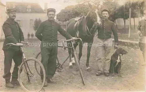 AK / Ansichtskarte Fahrradkompagnie Compagnie Velo Bicycle Militaria  Soldaten Hund Pferd Paris