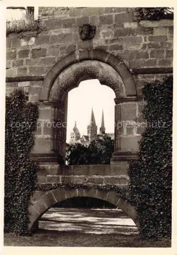 AK / Ansichtskarte Gelnhausen Hessen Kaiserpfalz Tor zum grossen Saal des Palas mit Durchblick auf die Marienkirche