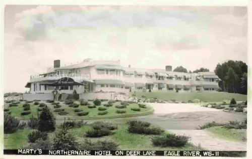 AK / Ansichtskarte Eagle River Wisconsin USA Marty's Northernaire Hotel on Deer Lake