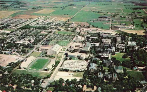 AK / Ansichtskarte MANHATTAN  NEW YORK USA Kansas State University from the air Stadium and Field-House