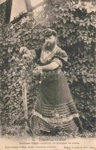 AK / Ansichtskarte Thaon-les-Vosges Epinal 88 Vosges Madame Delait cueillant un bouquet de roses
