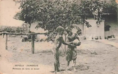 AK / Ansichtskarte Sefula Zambeze Mocambique Porteuses de terre se lavant