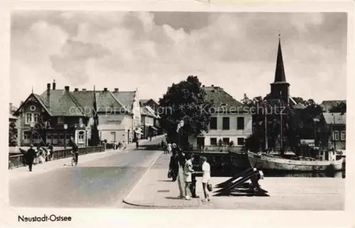 AK / Ansichtskarte Neustadt Ostsee Holstein Schleswig-Holstein Partie im Ortszentrum Bruecke Blick zur Kirche