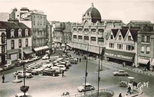 AK / Ansichtskarte Saint-Brieuc Saint-Brieux 22 Cotes-d Armor Place Dugeusclin