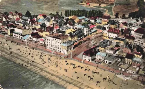 AK / Ansichtskarte COUTAINVILLE Agon-Coutainville Coutances 50 Manche La plage et Place de Gaulle vue aérienne