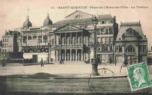 AK / Ansichtskarte Saint-Quentin 02 Aisne Place de l'Hotel de Ville Le Theatre