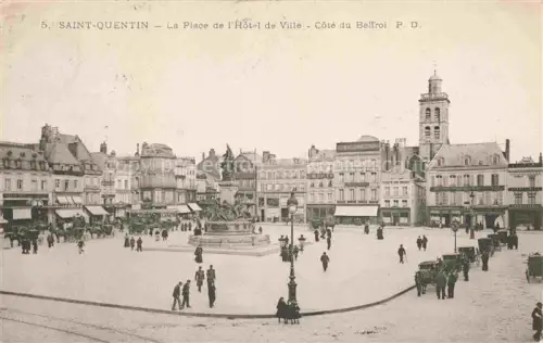 AK / Ansichtskarte Saint-Quentin 02 Aisne La Place de l'Hotel de Ville Cote du Beffroi