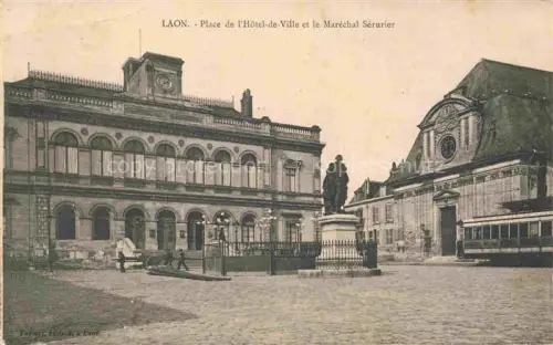 AK / Ansichtskarte LAON 02 Aisne Place de l'Hotel de Ville et le Marechal Serurier