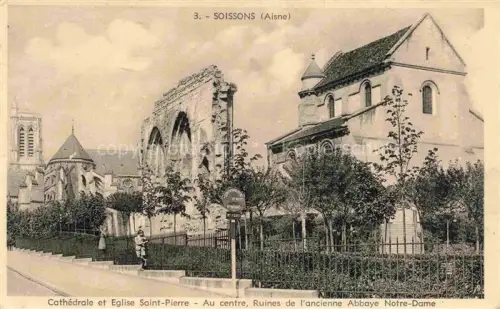 AK / Ansichtskarte Soissons 02 Aisne Cathedrale et Eglise Saint Pierre Au centre Ruines de l'ancienne Abbaye Notre Dame