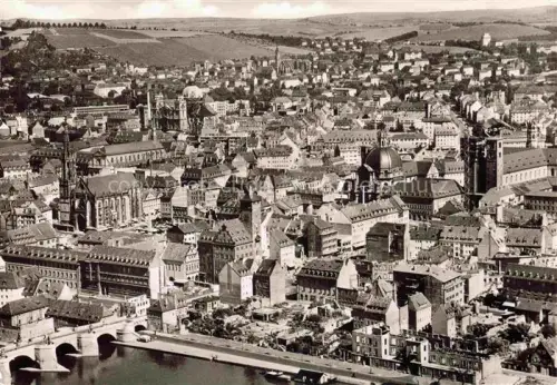 AK / Ansichtskarte WueRZBURG Bayern Stadtpanorama mit alter Mainbruecke