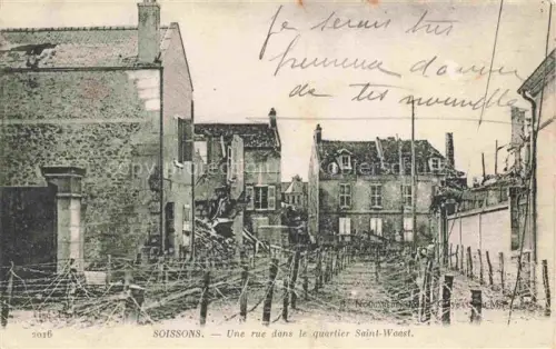 AK / Ansichtskarte Soissons 02 Aisne Une rue dans le quartier Saint Waast