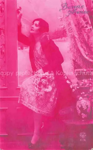 AK / Ansichtskarte Foto Noyer A Paris Nr. 2176 Bonne Annee Frau Bluemen