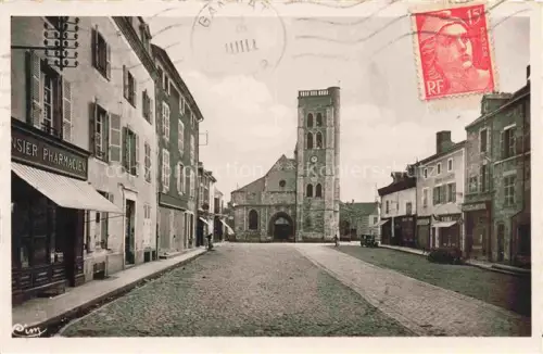 AK / Ansichtskarte Gannat Vichy 03 Allier Place Hennequin et Eglise Ste Croix