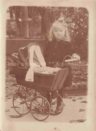 AK / Ansichtskarte Puppenwagen Puppen Dolls Poupees Munecas Spielzeug Kind Maedchen