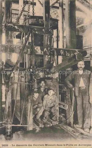 AK / Ansichtskarte Auvergne (Region) La descente des ouvriers Mineurs dans le puits en Auvergne