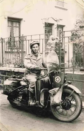 AK / Ansichtskarte Militaria WK2 US Soldat Motorrad 