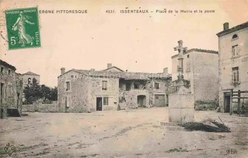 AK / Ansichtskarte Isserteaux Clermont-Ferrand 63 Puy-de-Dome Place de la Mairie et la poste