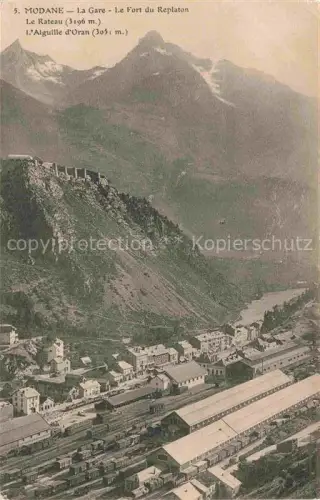 AK / Ansichtskarte Modane Saint-Jean-de-Maurienne 73 Savoie La gare et Fort du Replaton Aiguille d'Oran Alpes vue aérienne