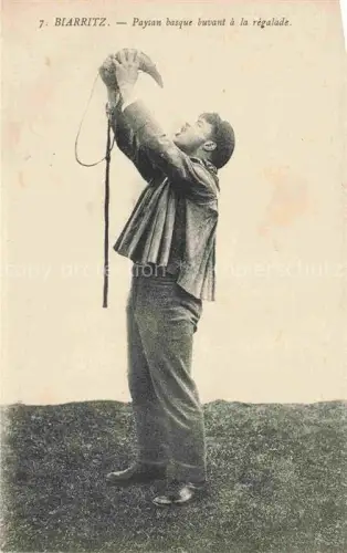 AK / Ansichtskarte BIARRITZ 64 Pyrenees Atlantiques Paysan basque buvant à la régalade