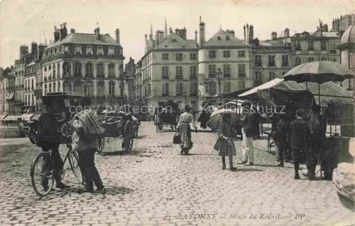 AK / Ansichtskarte BAYONNE 64 Pyrenees-Atlantiques Place du Réduit Marché