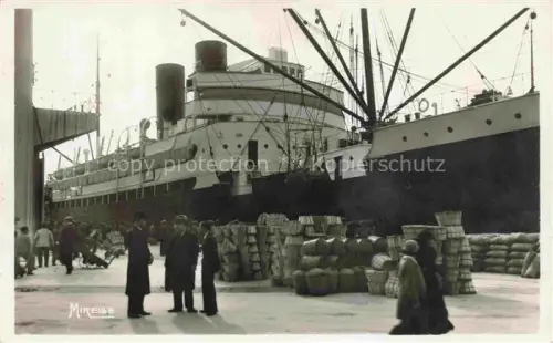 AK / Ansichtskarte MARSEILLE 13 Bassin de la Joliette Arrivee d'un paquebot Debarquement de primeurs