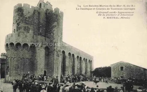 AK / Ansichtskarte LES SAINTES-MARIES-DE-LA-MER 13 Bouches-du-Rhone La Basilique et Courses de Taureaux sauvages