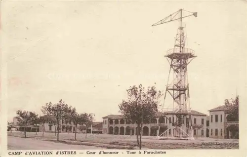 AK / Ansichtskarte Istres 13 Bouches du Rhone Camp d'Aviation d'Istres Cour d'honneur Tour a Parachutes
