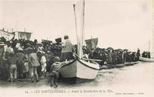 AK / Ansichtskarte LES SAINTES-MARIES-DE-LA-MER 13 Bouches-du-Rhone Avant la Benediction de la Mer