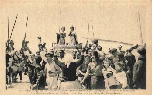 AK / Ansichtskarte Saintes-Maries-de-la-Mer 13 Bouches-du-Rhone Pelerinage du 25 Mai Pendant le Benediction Les Gardians saluent du Trident