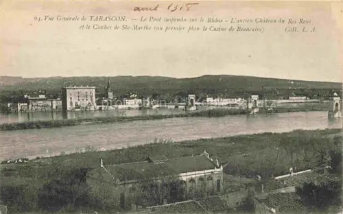 AK / Ansichtskarte Tarascon ARLES 13 Bouches-du-Rhone Le Pont suspendu sur le Rhone L'ancien Chateau du Roi Rene et le Clocher de Ste Marthe 