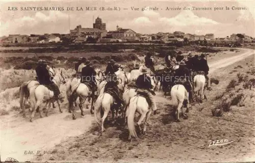 AK / Ansichtskarte LES SAINTES-MARIES-DE-LA-MER 13 Bouches-du-Rhone Vue generale Arrivee des Taureaux pour la Course