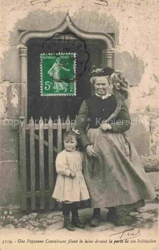 AK / Ansichtskarte Cantaloune CANTAL Region 15 Cantal Une paysanne cantaloune filant la laine devant la porte de son habitation