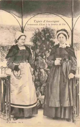 AK / Ansichtskarte CANTAL (=Departement-15) Types d'Auvergne Donneuses d'Eau à la Source de Vie