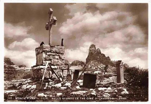 AK / Ansichtskarte Monte Piana Monte Pian 2324m Dolomiti IT Nello Sfondo le tre cime di Lavaredo