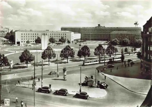 AK / Ansichtskarte STRAssENBAHN Tramway-- Platz der Luftbruecke 