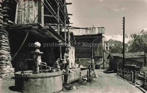 AK / Ansichtskarte Saint-Veran 2040m Briancon 05 Hautes-Alpes Le haut village Vieille fontaine