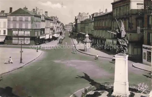 AK / Ansichtskarte Bergerac 24 Dordogne Rue de la Résistance et le Monument aux Morts
