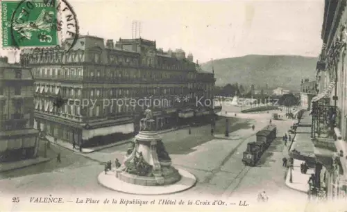 AK / Ansichtskarte VALENCE -SUR-RHONE 26 Drome Place de la République Hôtel de la Croix d'Or Monument