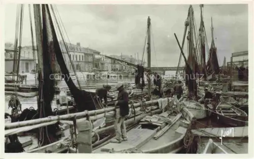 AK / Ansichtskarte Le Grau-du-Roi NIMES 30 Gard Le Port Segelboote Fischer