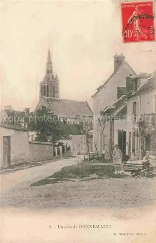 AK / Ansichtskarte Donnemarie-Dontilly 77 Seine-et-Marne Un coin du village Eglise