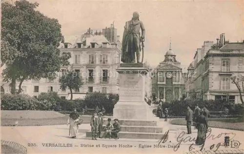 AK / Ansichtskarte VERSAILLES 78 Statue et Square Hoch Monument Eglise Notre-Dame