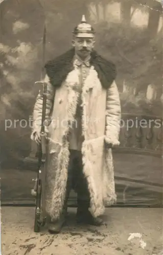AK / Ansichtskarte Pickelhaube Militaria WK1Foto  Soldat Ostfront Pelzmantel Bajonette