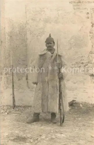 AK / Ansichtskarte Pickelhaube Militaria WK1 Foto Soldat Ostfront Pelzmantel Bajonette