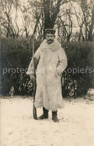 AK / Ansichtskarte WK1 Militaria Deutschland Foto Soldat Landwehr Pelzmantel Ostfront Bajonette